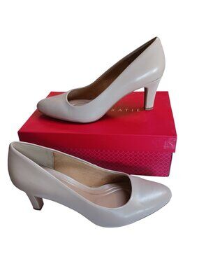 Kelly & Katie Genna Taupe Pointed Toe Pumps - Size 8.5